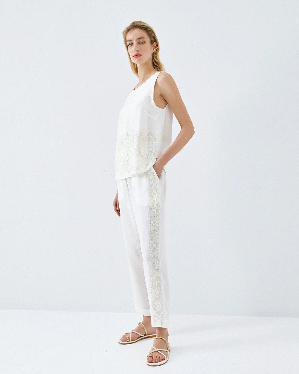 Access Fashion τοπ αμάνικο με κεντήματα